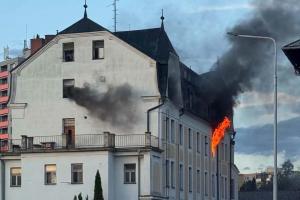 Požár výškové budovy v Šumperku si vyžádal deset zraněných