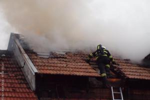 Požár zemědělské usedlosti v Černilově, hořela především střecha
