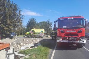 V obci Líšťany narazilo osobní auto do elektrického rozvaděče