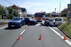 Kolize dvou osobáků v Ostravě - Porubě. Zraněno pět lidí, z toho dvě děti