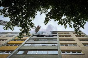 Požár balkonu v bytovém domě v Pardubicích