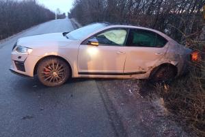 Zledovatělé silnice trápily řidiče i v pátek