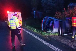 Auto skončilo v příkopě a ještě přitom porazilo sloup veřejného osvětlení