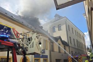 Hasiči likvidovali požár střechy nízké budovy v centru České Lípy