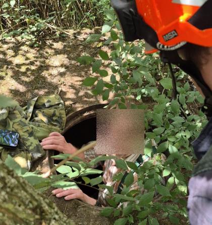 Do šachty vlezl, ven už to nešlo. Rybáře zachraňovali hasiči