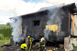 Požár dřevěného přístavku a rodinného domu v Těchlovicích
