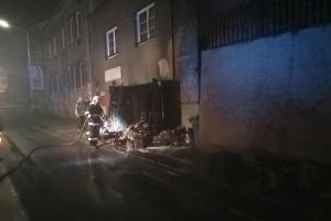 Požárem popálený muž v šoku zmizel v domě, hasiči jej zachránili
