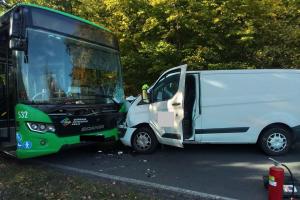 Dopravní nehoda dodávky a autobusu se zraněním